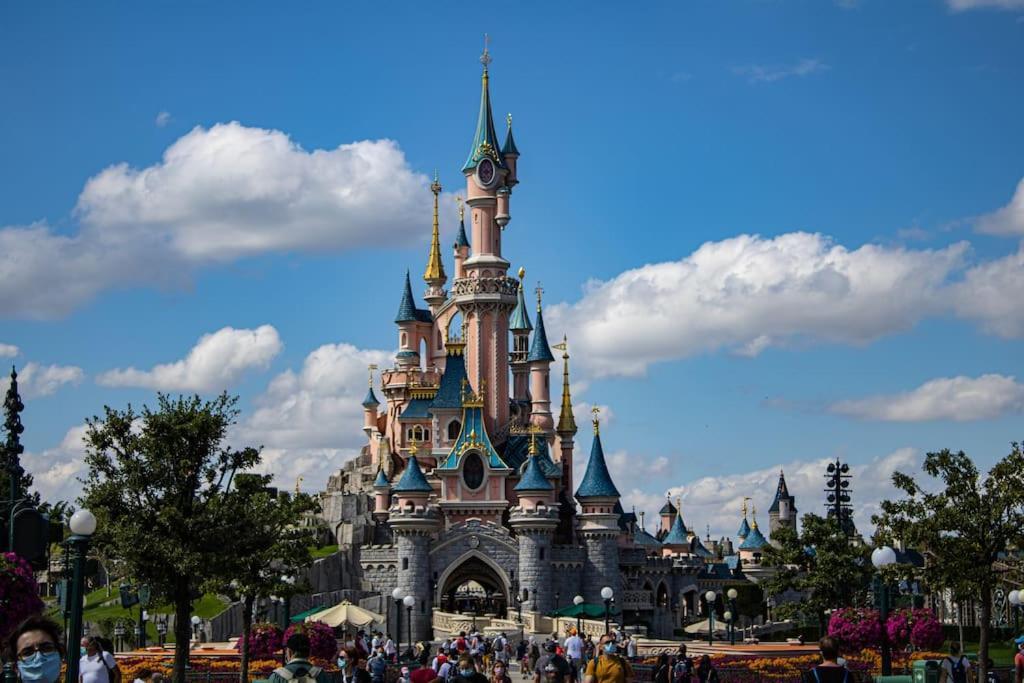 World Of Lovers *Paris*Disney* Bussy-Saint-Georges Exterior photo
